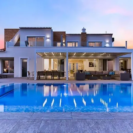 Villa Sleeps 12 With Pool Air Con And Wifi *