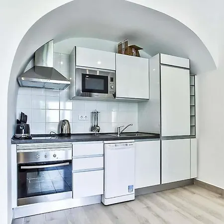 Sleeps 12 With Pool Air Con And Wifi