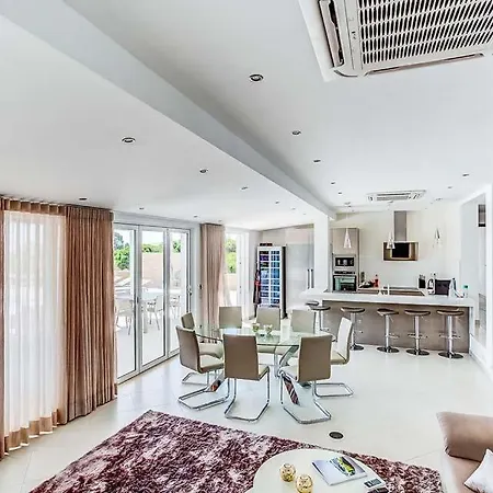 Sleeps 12 With Pool Air Con And Wifi * Benagil