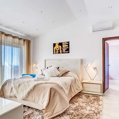 Sleeps 12 With Pool Air Con And Wifi Villa