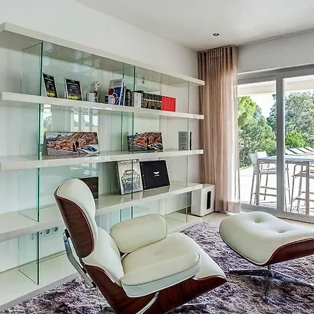 Villa Sleeps 12 With Pool Air Con And Wifi *