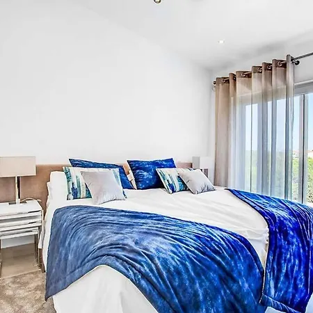 Βίλα Sleeps 12 With Pool Air Con And Wifi *