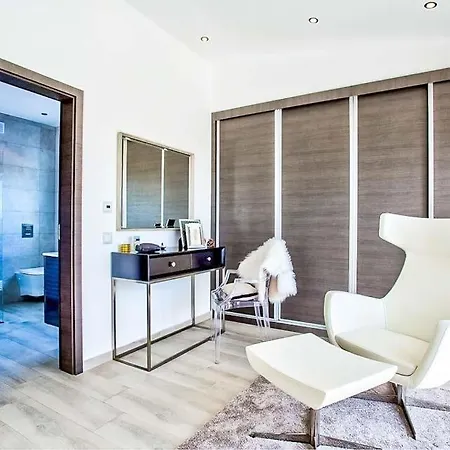 Sleeps 12 With Pool Air Con And Wifi * Benagil
