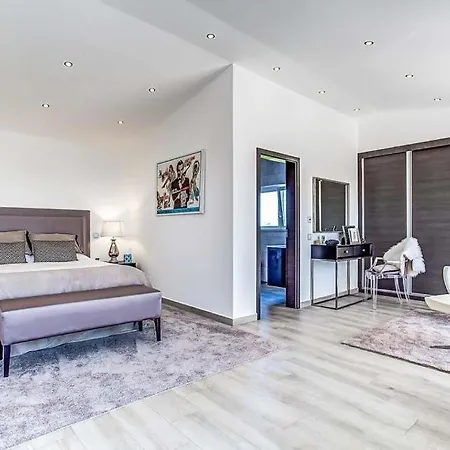 Sleeps 12 With Pool Air Con And Wifi Benagil