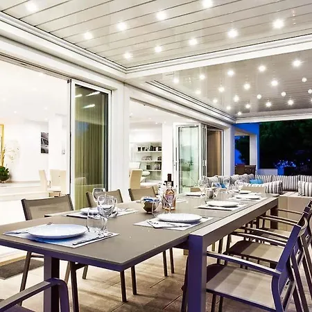 Sleeps 12 With Pool Air Con And Wifi