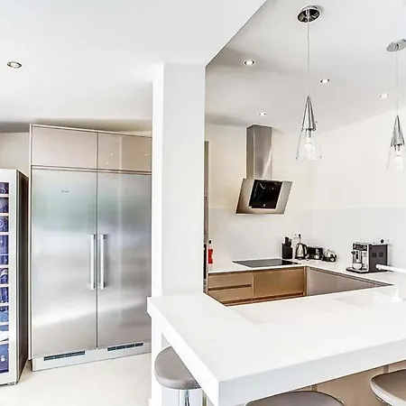 Sleeps 12 With Pool Air Con And Wifi * بيناغيل